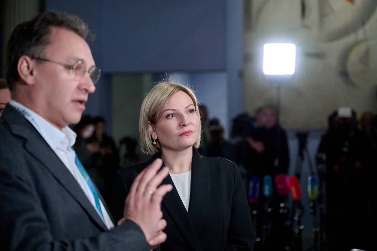 Министр культуры Российской Федерации Ольга Любимова и заместитель директора ГМИИ им. А.С. Пушкина по научной работе Илья Доронченков на выставке «Марк Шагал. Радость земного притяжения».