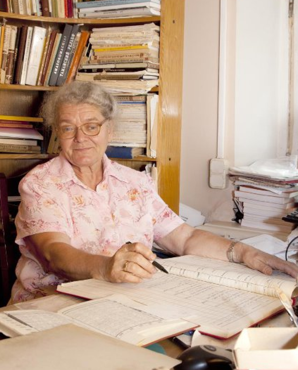 Светлана Ильинична за работой в отделе искусства и археологии античного мира